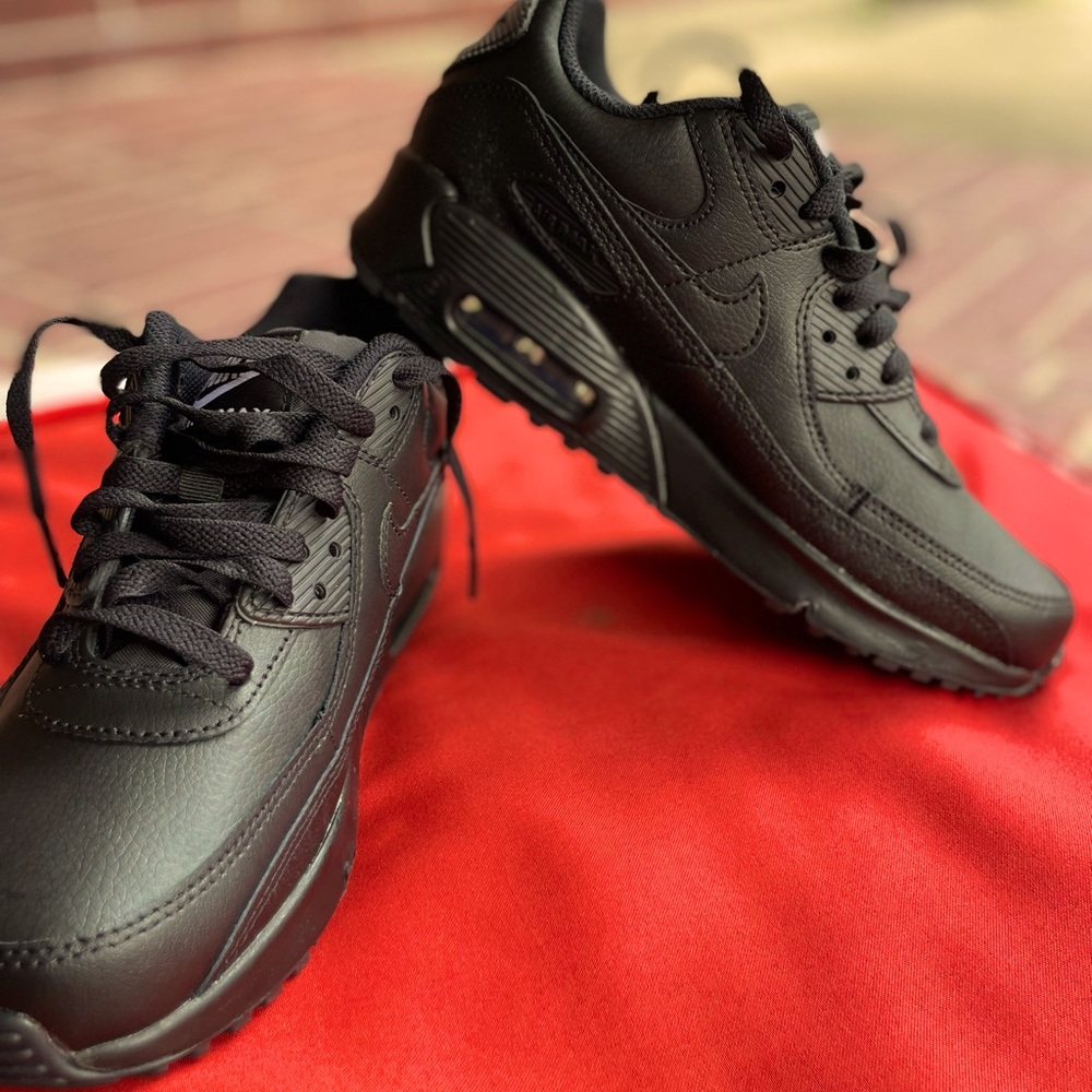 NIKE AIR MAX BIG KIDS SZ 5 Black